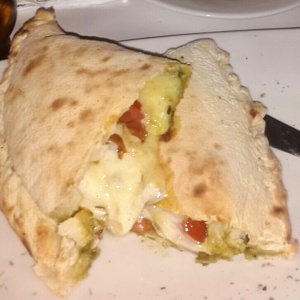 Calzone mozzarela, tomate y pesto