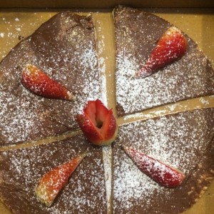 Pizza dulce: masa de almendra, fresas nutela
