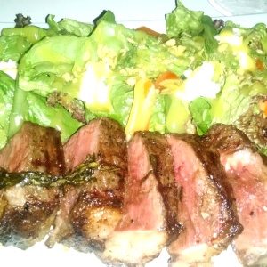 Tagliata di manzo con insalata primaveral