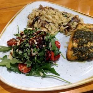Salmón y pasta con forma de arroz  champiñones