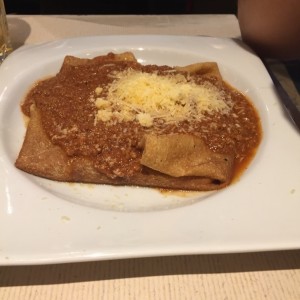 Crepes bolognesa con queso