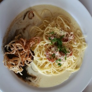 solomito balsámico con spaguetti carbonara 