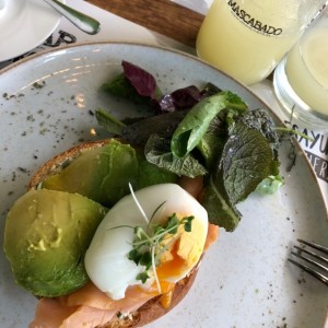 pan con salmon, aguacate y huevo