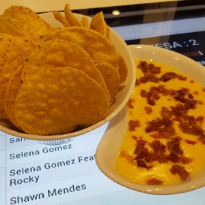 Nachos con cheddar