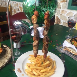 Brocheta de pollo, res, cerdo