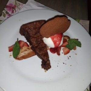 Torta melcochuda con helado 