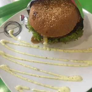 hamburgesa con pepinillos