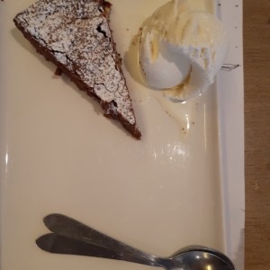 Torta melcochuda con helado