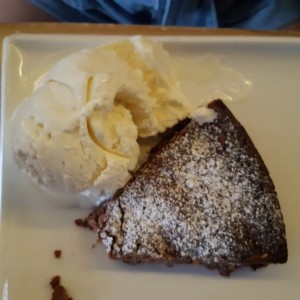 Torta melcochuda con helado