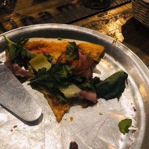 Pizza de arugula jamon serrano y queso