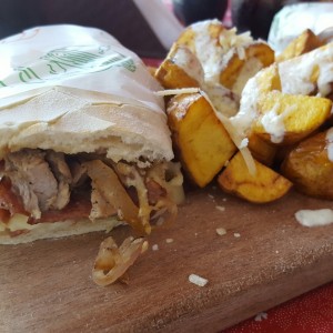 Sanwich de cerdo y tocineta