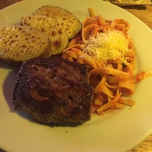 Combinado de solomito, pasta fetuccini y papa gratinada