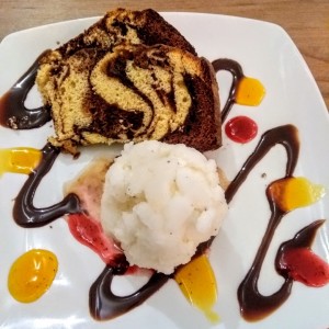 helado limonada de cardamomo con porción de torta