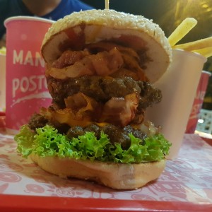 Las Vegas en combo agrandado. (1/2 libra de carne de res, 1/2 libra de tocineta, cebolla, lechuga, pan y salsas).