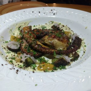 Pulpo asado con crema de garbanzo.