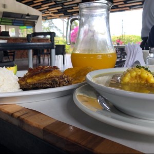 Sancocho con pollo asado 