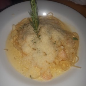 Spaguettis Alfredo con camarones