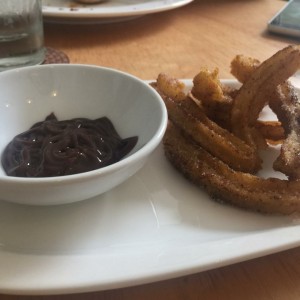 churros con salsa de chocolate