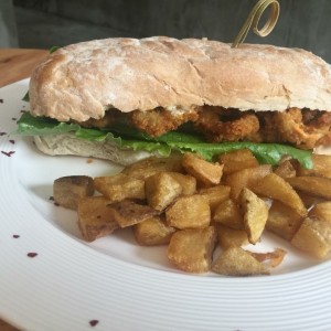 Sanduche de calamares apanados