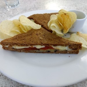 Sanduche de berenjenas y pimentones