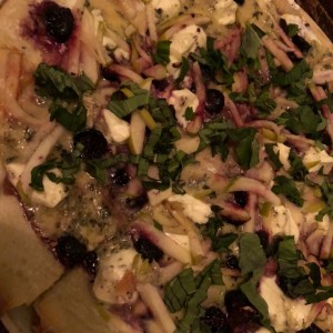 Pizza de queso de cabra y arandanos 