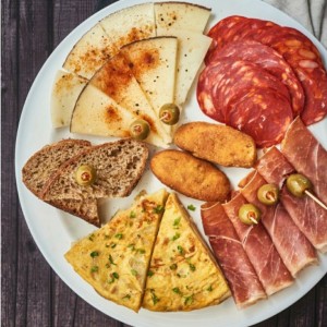Plato Mixto de Jamón de Bellota, quesos, tortilla, croquetas 