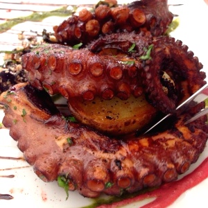 Pulpo con papa a la parrilla en salsa de aceitunas