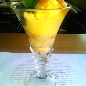Copa lychee con helado de maracuya