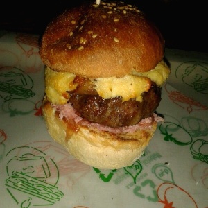 La Doble "R" Azul - lomo caracha, queso azul , cebollita morada caramelizada y tocineta