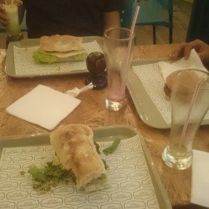 sandwich falafel quemado, hamburguesa doble R