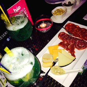 Mi coctel preferido lulo vodka y tabla de quesos