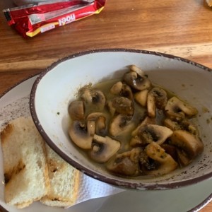 Champiñones al ajillo