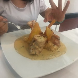 pollo con bocadillo y queso azul