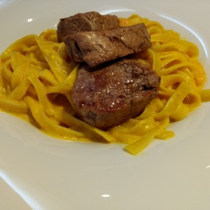 Lomo con fetuchini a la huancaina.