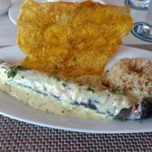 Trucha rellena con mariscos, arroz con coco y tostada valluna.