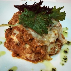 Les presento a Sofía Vergara: lasaña de plátano maduro. Rica y exuberante como la tocaya. Una de la delicias de @carambolorestaurante