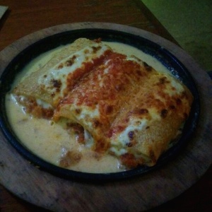 Calones bolognesa, tocineta y jamon