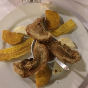 chicharrones con chutney de mango y empanadas
