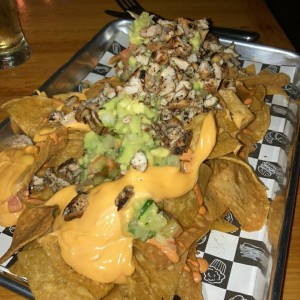 Nacho macho con extra de pollo