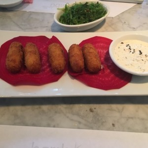 croquetas de salamon y wakamo.