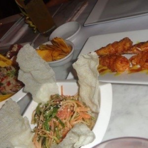 Ceviche de Mero, Enrollados de Atun, Langostinos Picantes y Ensalada