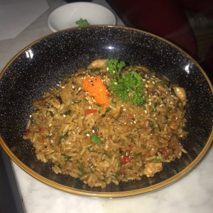 Arroz con pollo, carne y camarones