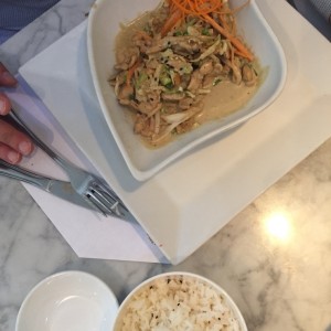 Pollo al curry con arroz blanco