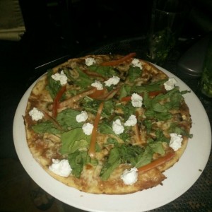 Pizza queso de cabra y rugula