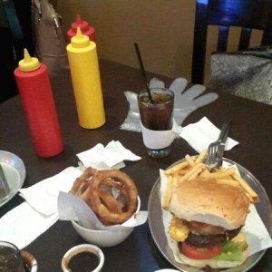 Homero Burger con aros de  cebolla