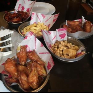 Alitas BBQ, Teriyaki y Mostaza Miel. Papas fritas Madonna y papas Johnny Bravo.