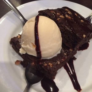 Brownie con helado y nueces.