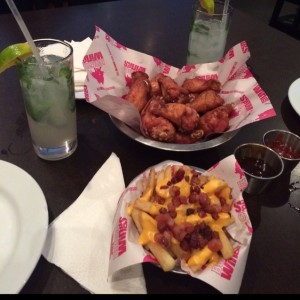 papas madonna - buffalo wings y tragos andy garcia"