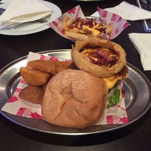 hamburguesa Miguel Cabrera con extra de aros de cebollas, brutal!!