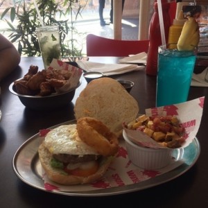 Hamburguesa Homero Simpson con papas Johnny Bravo y 20 alitas de pollo. 
